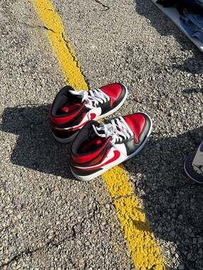 Nike Air Jordan 1 Mid Bred Toe Fire Red Black White 554724-079 Men's Size 8